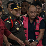 Lensa Berbicara: Potret Eks Kepala BGN dan Dua Mantan Wakilnya Kenakan Rompi Pink