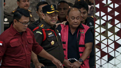 Lensa Berbicara: Potret Eks Kepala BGN dan Dua Mantan Wakilnya Kenakan Rompi Pink