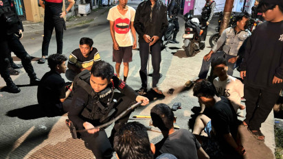Satbrimob Polda Metro Jaya Ringkus Dua Pemuda Diduga Hendak Tawuran di Bekasi, Barbuk Sajam-Stik Golf Disita