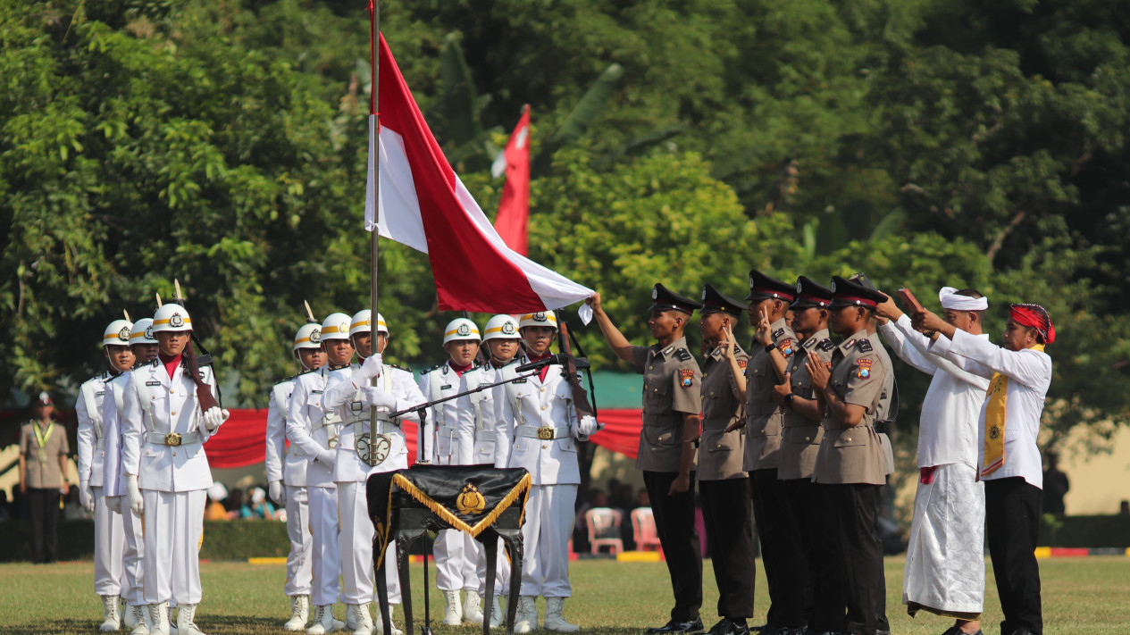 Kapolda Jatim Lantik 971 Bintara Remaja Lulusan SPN Polda Jatim
            - galeri foto
