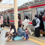 KRL Telat Gara-gara Kebakaran di Kawasan Tanah Abang, Sejumlah Penumpang Mengeluh