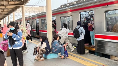 KRL Telat Gara-gara Kebakaran di Kawasan Tanah Abang, Sejumlah Penumpang Mengeluh