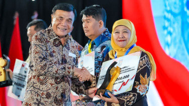 Alhamdulillah, Pemprov Jatim Raih Penghargaan Kemendagri Kategori Pemda Terbaik dalam Penurunan Pengangguran