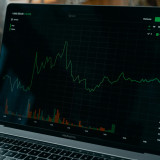 Gejolak Ekonomi Dunia Ubah Strategi Investasi Masyarakat