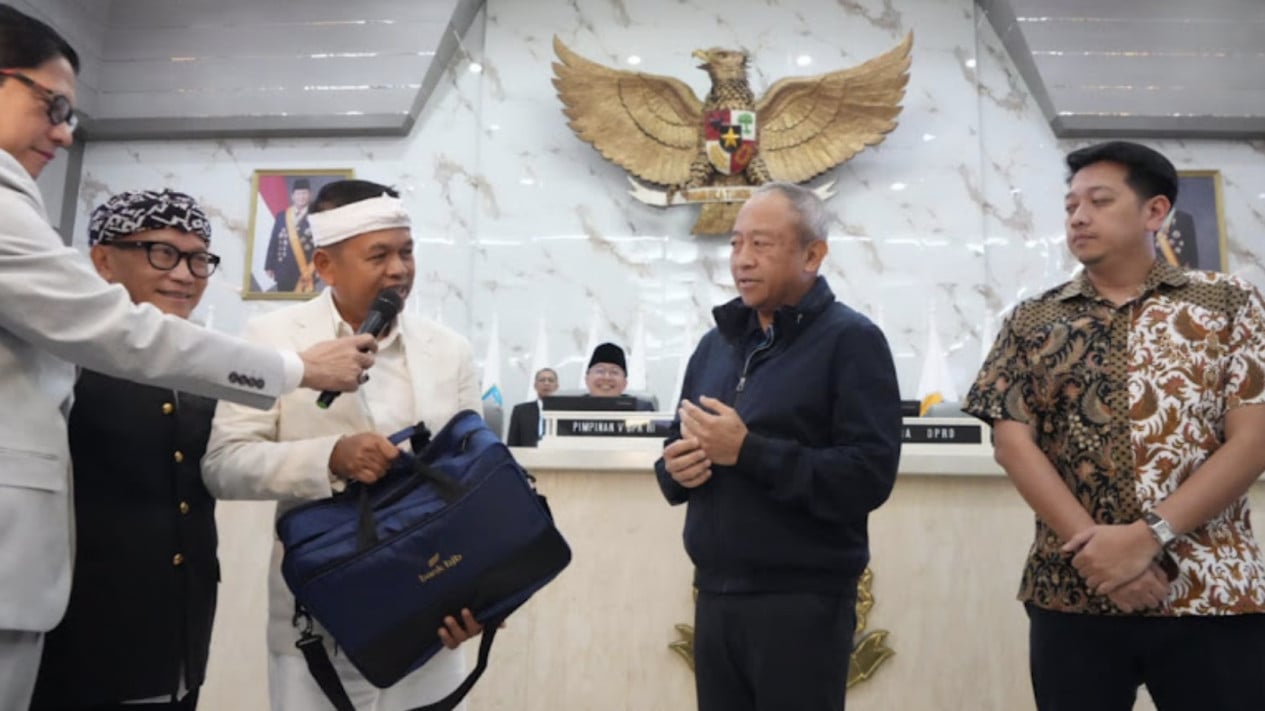 KDM Rela Jual Sapi Demi Beri Kadedeuh Rp1 Miliar untuk Persib Bandung, Janji akan Beri Lebih Besar Jika Juara Lagi
            - galeri foto