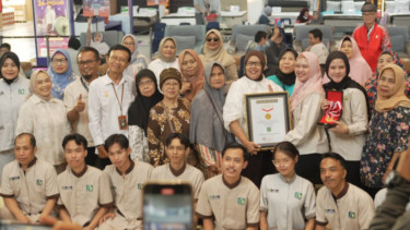Pijat Lansia Serentak di 23 Kota Catat Rekor MURI