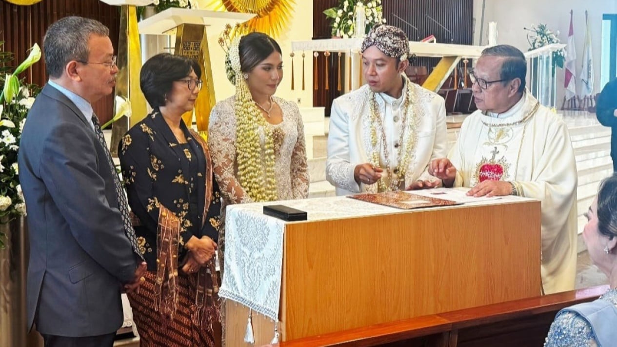 Kardinal Suharyo Langsung Pimpin Pernikahan Suci Carolus Raditya dan Klara Fidelia
            - galeri foto