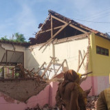 Ruang Kelas Rusak, Siswa SDN 1 Babadan Tulungagung Sementara Belajar di Tenda BPBD