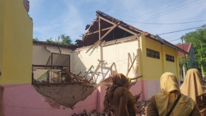 Ruang Kelas Rusak, Siswa SDN 1 Babadan Tulungagung Sementara Belajar di Tenda BPBD