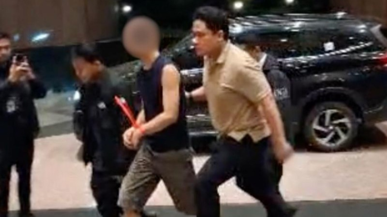 Bule 'Buron' Pelecehan Seksual Dideportasi Usai Sembunyi Bertahun-tahun di Sebuah Bunker di Depok
            - galeri foto