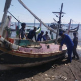 Gelombang Tinggi, Sejumlah Perahu Nekayan di Situbondo Rusak