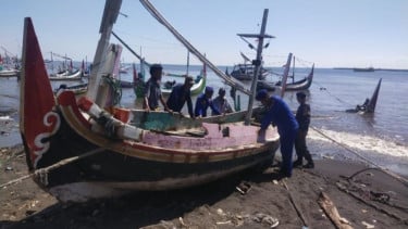 Gelombang Tinggi, Sejumlah Perahu Nekayan di Situbondo Rusak
