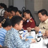 Berkunjung ke Sekolah Rakyat Tabanan, Prabowo Duduk Bareng Murid Smabil Santap MBG