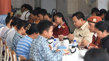 Berkunjung ke Sekolah Rakyat Tabanan, Prabowo Duduk Bareng Murid Smabil Santap MBG