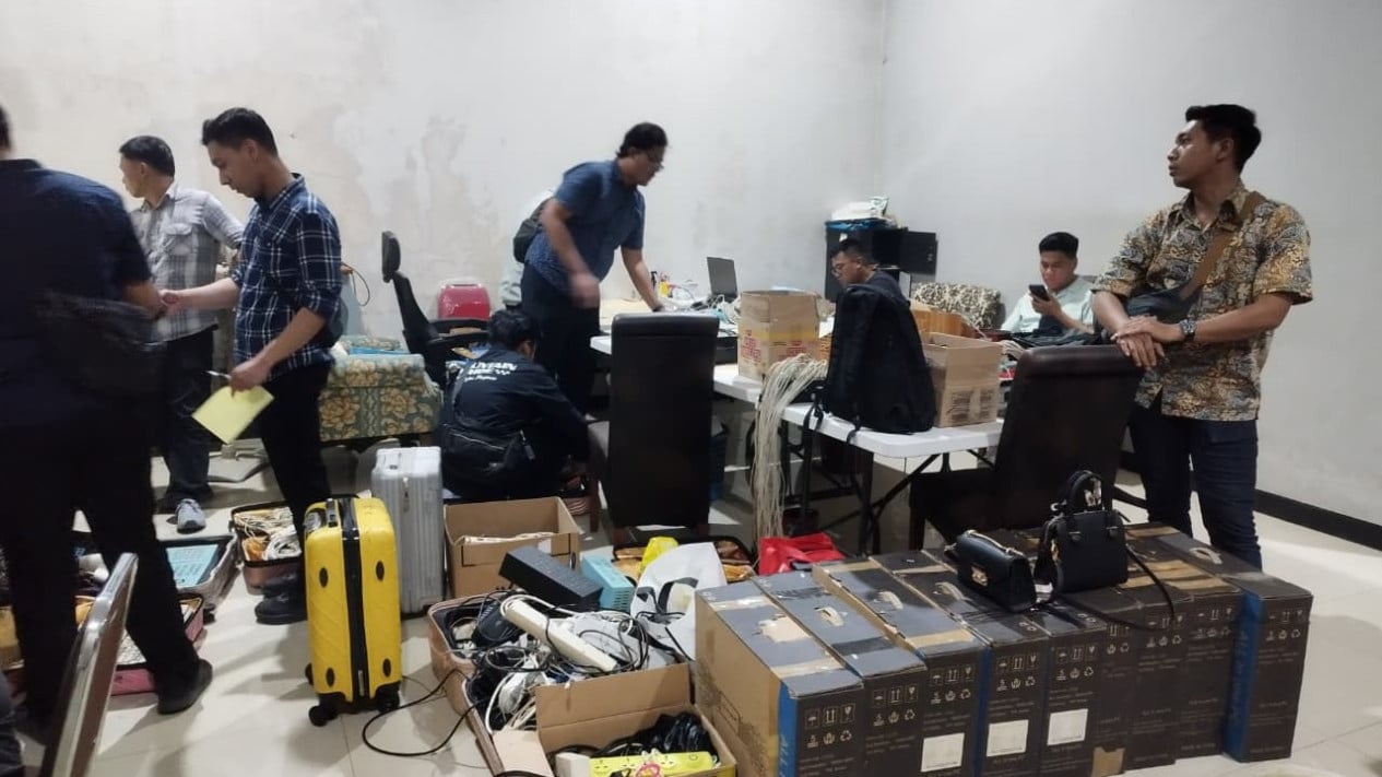 Imigrasi Semarang Bongkar Dugaan Jaringan Love Scamming Internasional, Empat WNA Tiongkok Diamankan
            - galeri foto