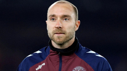 Update Kabar Christian Eriksen Usai Kolaps di Lapangan: Sudah Membaik dan Berjalan Sendiri