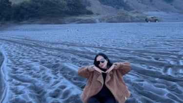 Fenomena Embun Es Selimuti Gunung Bromo, Wisatawan Berburu Momen Langka