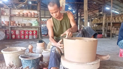 Penguatan Dolar Tekan Pengrajin Gerabah Banyuasin, Biaya Produksi Kian Membengkak