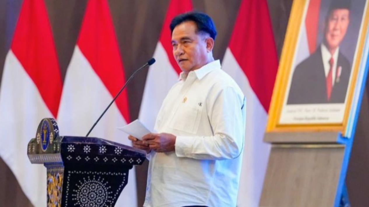 Yusril Sorot Dugaan Penyimpangan Layanan Keimigrasian dan Praktik Memperdagangkan Prosedur: Tak Ada yang Kebal Hukum
            - galeri foto