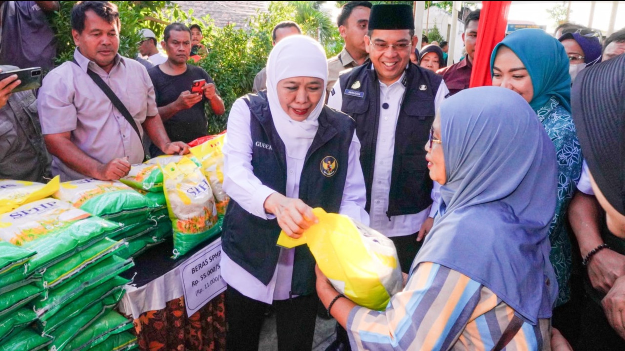 Gubernur Khofifah Gelar Pasar Murah di Kawasan Wisata Kuliner Gladak Serang Probolinggo, Jaga Daya Beli dan Kendalikan Inflasi
            - galeri foto