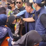 13 Tersangka Dugaan Kekerasan Daycare Little Aresha Tiba di TKP, Disambut Teriakan dan Amukan Orang Tua Korban