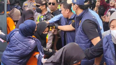 13 Tersangka Dugaan Kekerasan Daycare Little Aresha Tiba di TKP, Disambut Teriakan dan Amukan Orang Tua Korban