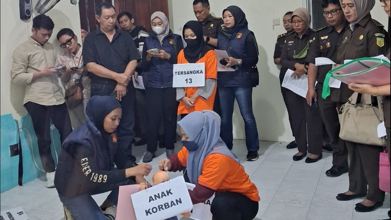Polisi Terapkan Wajib Lapor Terhadap 17 Saksi yang Diamankan saat Penggerebekan Daycare Little Aresha Yogyakarta
            - galeri foto