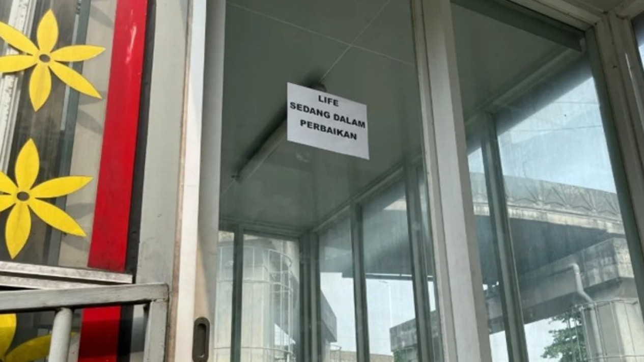 Lansia Kesulitan Naik Tangga Imbas Lift JPO Lenteng Agung Tak Berfungsi, Pramono: Kabel Dipotong Orang Tak Bertanggung Jawab
            - galeri foto