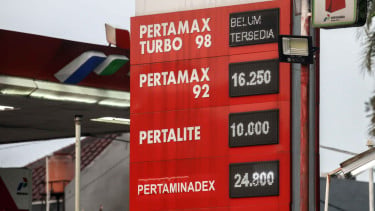 Lensa Berbicara: Harga Pertamax Naik, Sejumlah SPBU Dipadati Kendaraan
