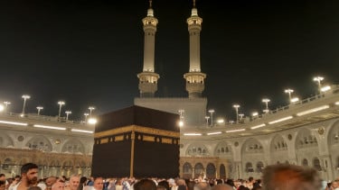 Asa Mencium Hajar Aswad di Sudut Ka'bah