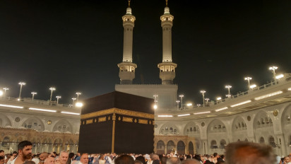 Asa Mencium Hajar Aswad di Sudut Ka'bah