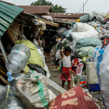 Lensa Berbicara: Di Antara Makam dan Harapan yang Tak Padam