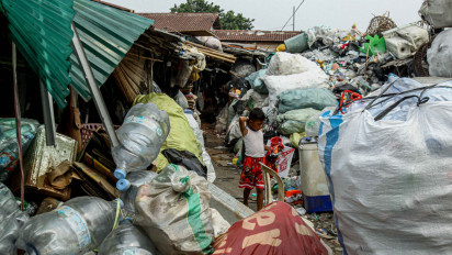 Lensa Berbicara: Di Antara Makam dan Harapan yang Tak Padam