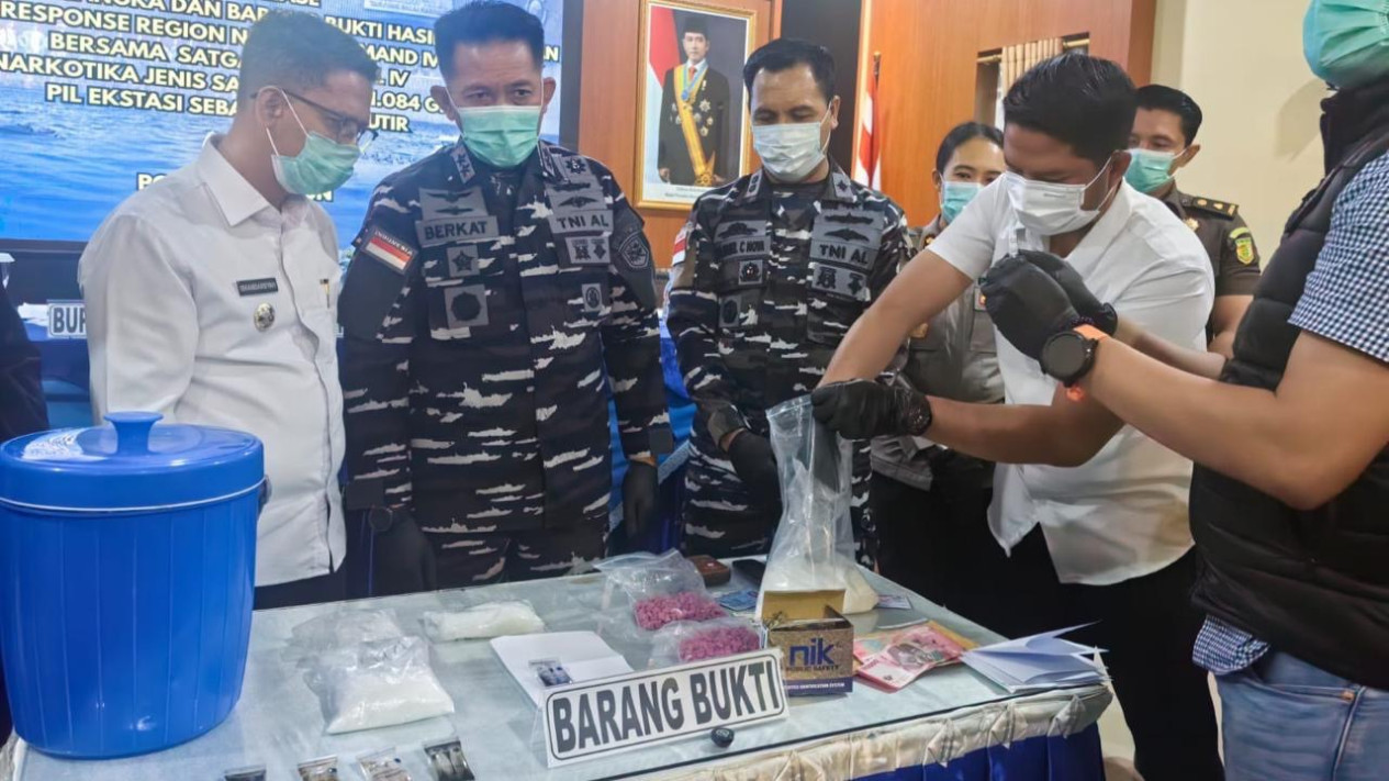 Gagalkan Penyelundupan Narkoba dari Malaysia, TNI AL Amankan 1.084 Gram Sabu dan 582 Butir Ekstasi di Karimun
            - galeri foto