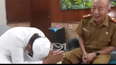 Dedi Mulyadi Sampai Dua Kali Sungkem ke Kepsek SMAN 1 Depok, Jawaban Berkelasnya Bikin KDM Takjub: Edan!