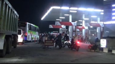 Sopir Truk Keluhkan Sulitnya Mendapat BBM Solar hingga Antrean Panjang Berjam-jam