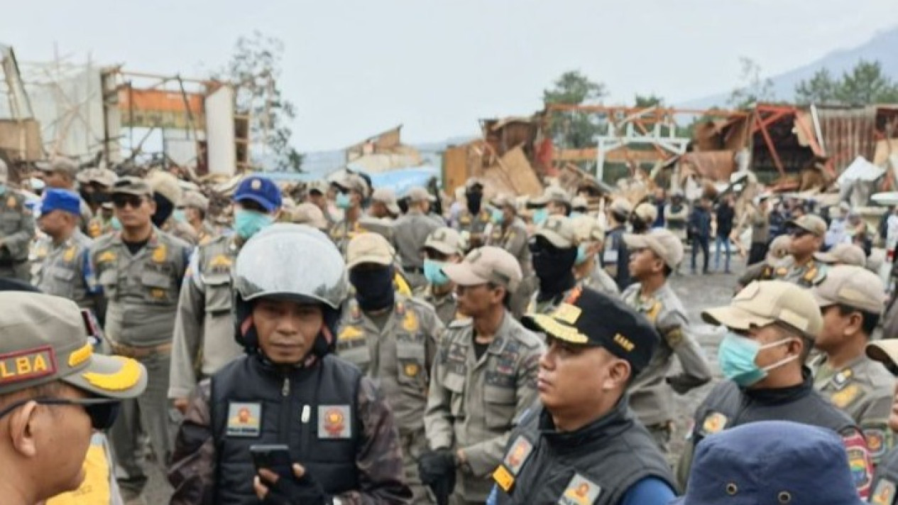 Ratusan Kios Ilegal Dibongkar Sapol PP di Jalur Puncak Cianjur
            - galeri foto