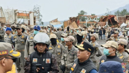 Ratusan Kios Ilegal Dibongkar Sapol PP di Jalur Puncak Cianjur
