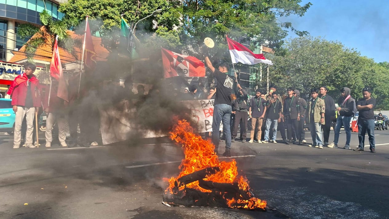 Ratusan Mahasiswa Demo di DPRD Surabaya, Kritik Kenaikan BBM Non-Subsidi dan Program MBG
            - galeri foto