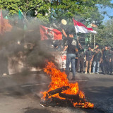 Ratusan Mahasiswa Demo di DPRD Surabaya, Kritik Kenaikan BBM Non-Subsidi dan Program MBG