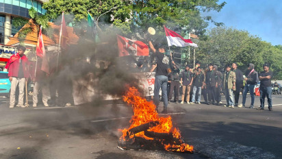 Ratusan Mahasiswa Demo di DPRD Surabaya, Kritik Kenaikan BBM Non-Subsidi dan Program MBG