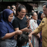 Tinjau Penerima BSPS di Jakbar, Mendagri Minta Pemda Perluas Dukungan Bedah Rumah Melalui APBD