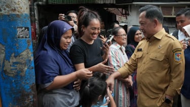 Tinjau Penerima BSPS di Jakbar, Mendagri Minta Pemda Perluas Dukungan Bedah Rumah Melalui APBD