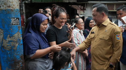 Tinjau Penerima BSPS di Jakbar, Mendagri Minta Pemda Perluas Dukungan Bedah Rumah Melalui APBD