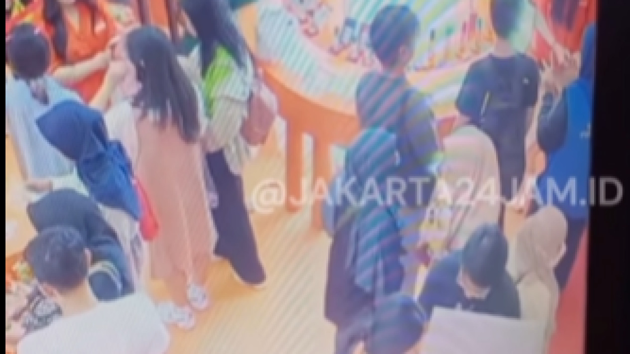 Viral Wanita Jadi Korban Copet Ponsel di PRJ Kemayoran
            - galeri foto