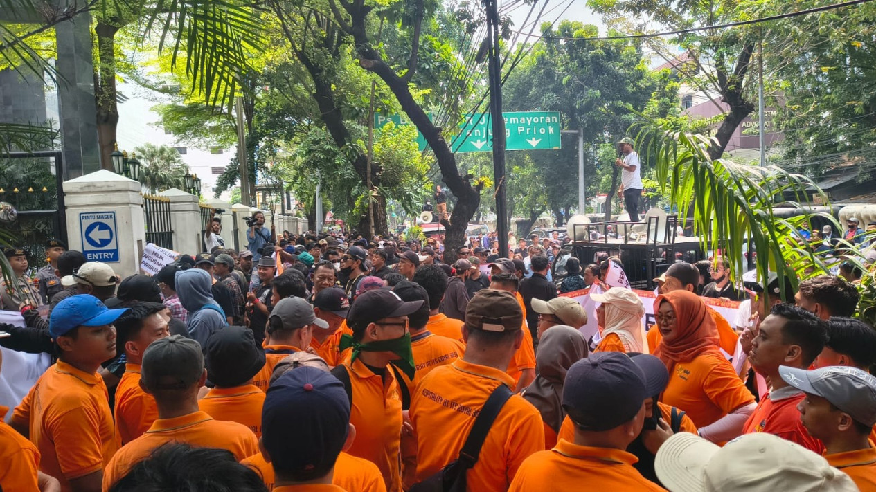 Didukung Koalisi Sipil, Ratusan Karyawan Hotel Sultan Geruduk PN Jakpus Menolak Putusan Eksekusi 18 Juni
            - galeri foto