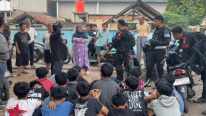 Brimob Polda Metro Jaya Gagalkan 18 Remaja Diduga Hendak Tawuran di Rawalumbu, Barang Bukti Bom Molotov Disita