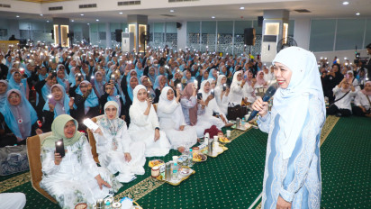 Gubernur Khofifah Bersama Ribuan Jemaah Ikuti Dzikir, Doa, Jadikan Tahun Baru 1448 Hijrah Penguat Tolong-Menolong Bangun Kesalehan Sosial