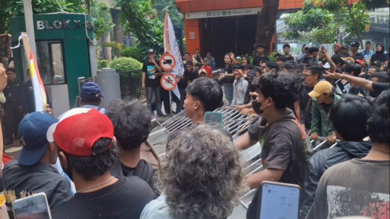 Aksi Unjuk Rasa di Depan Kantor Kemenimipas dan KPK, Desak Soal Transparan Tangani Dugaan Pelanggaran Izin Tinggal
            - galeri foto