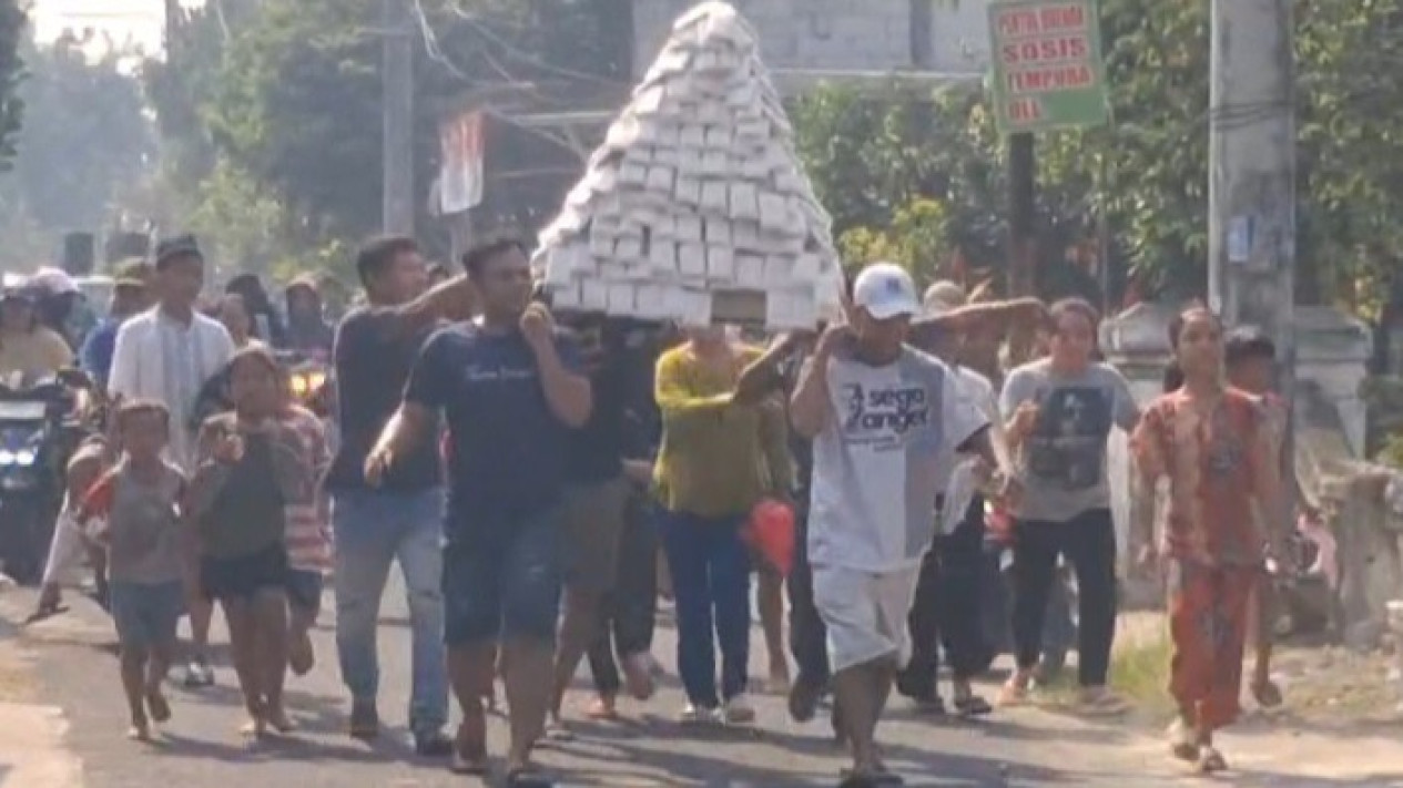 Dipercaya Datangkan Berkah, Warga Sidoarjo Antusias Rebut Gunungan dalam Tradisi Larung Sesaji 1 Suro
            - galeri foto